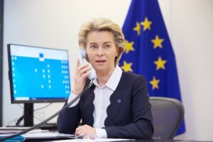 La presidenta de la Comisión Europea, Ursula von der Leyen, hablando por teléfono