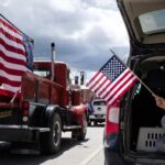 Una mujer sostiene una bandera de EEUU