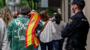 Un hombre con una bandera de España durante el cuarto día de protestas por la gestión del Gobierno en la crisis del coronavirus, frente a la sede del PSOE de la calle Ferraz en Madrid a 19 de mayo de 2020