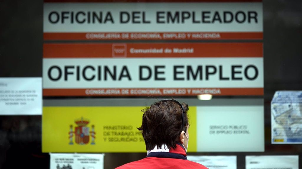 Una persona pasa al lado de una Oficina de Empleo en Madrid