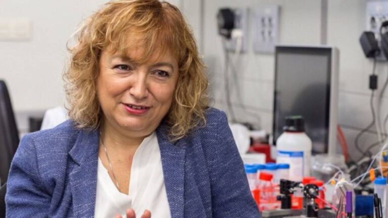 La investigadora del CSIC Laura Lechuga, en su laboratorio