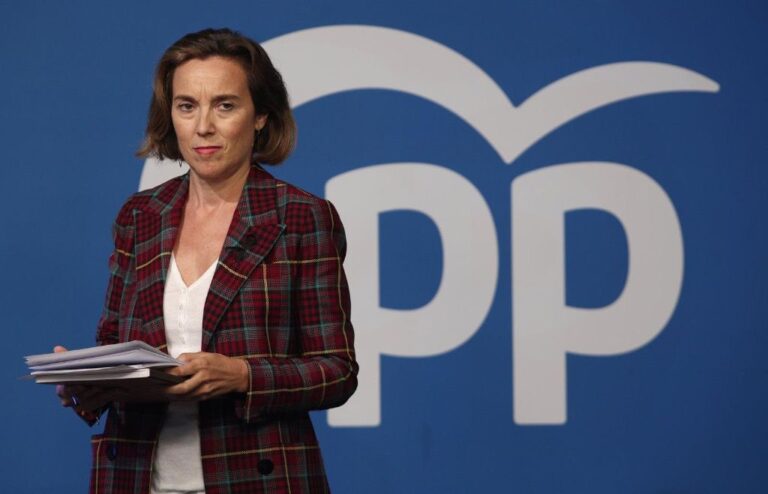 La vicesecretaria de Política Social del PP, Cuca Gamarra, momentos antes de ofrecer una rueda de prensa en la sede nacional del partido