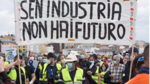 Trabajadores de Alcoa caminan por la calle con una pancarta en la que se lee 'Sen Industria Non Hay Futuro', durante una nueva manifestación en Foz, Lugo, Galicia