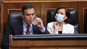 El presidente del Gobierno, Pedro Sánchez; y la vicepresidenta primera, Carmen Calvo, durante una sesión plenaria en el Congreso, en Madrid (España)