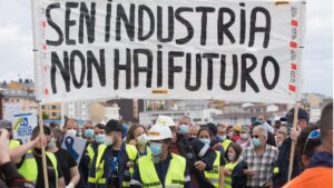 Trabajadores de Alcoa caminan por la calle con una pancarta en la que se lee 'Sen Industria Non Hay Futuro', durante una nueva manifestación en Foz, Lugo, Galicia