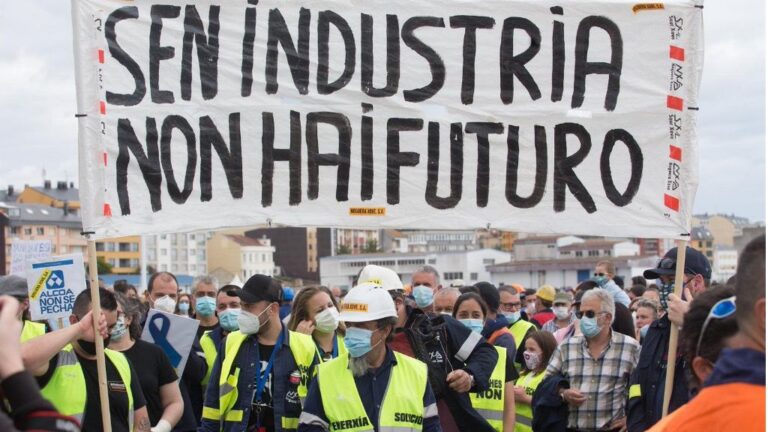 Trabajadores de Alcoa caminan por la calle con una pancarta en la que se lee 'Sen Industria Non Hay Futuro', durante una nueva manifestación en Foz, Lugo, Galicia