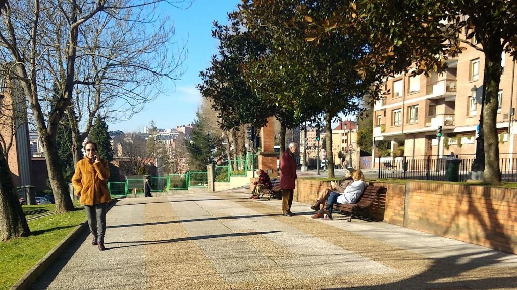 Jubilados y pensionistas en un parque de Oviedo