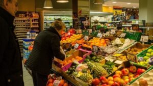 Gente comprando fruta