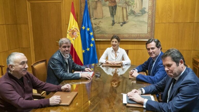 La ministra de Trabajo y Economía Social, Yolanda Díaz; los secretarios generales de UGT y CCOO, Pepe Álvarez y Unai Sordo; el presidente de CEOE, Antonio Garamendi, y el presidente de Cepyme, Gerardo Cuerva