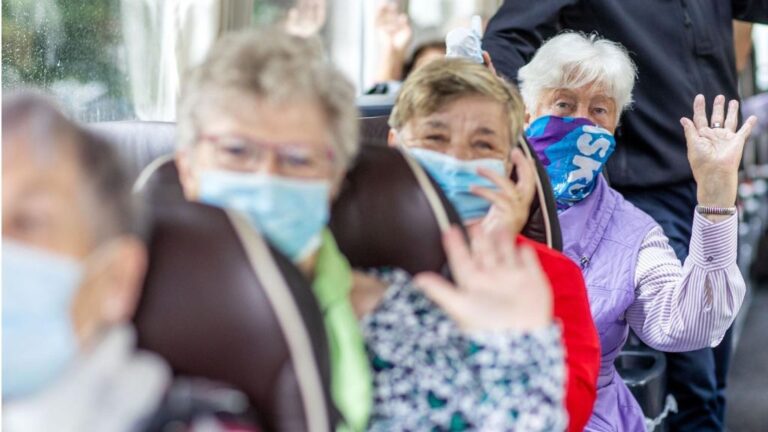 Mujeres con mascarilla en un autobús en Schwerin (Alemania)