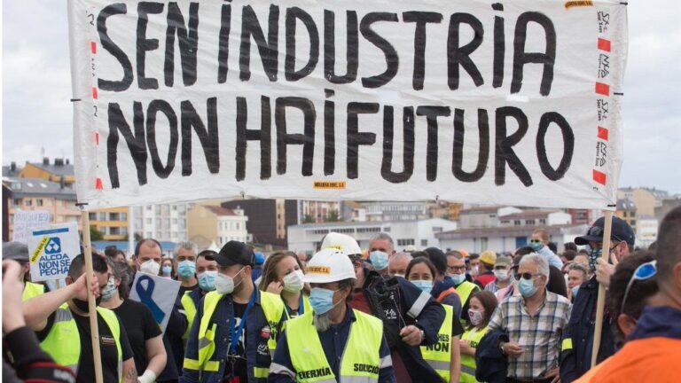 Trabajadores de Alcoa caminan por la calle con una pancarta en la que se lee 'Sen Industria Non Hay Futuro', durante una nueva manifestación en Foz, Lugo, Galicia