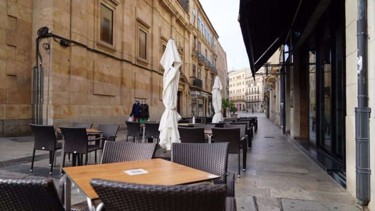 Terraza de un bar vacía en Salamanca, Castilla y León