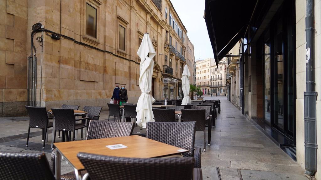 Terraza de un bar vacía en Salamanca, Castilla y León