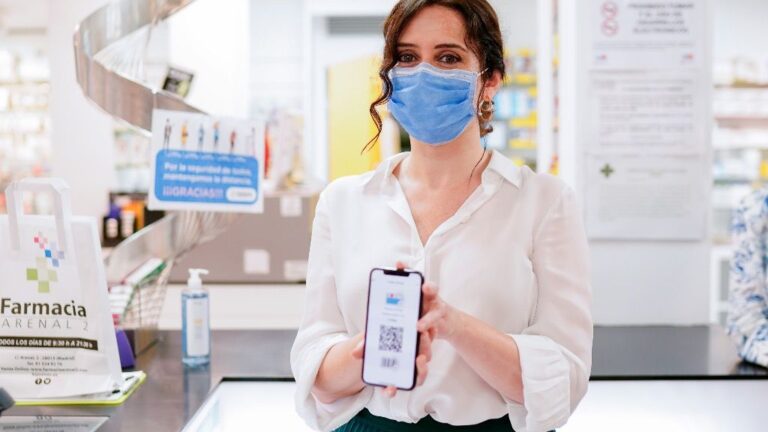 La presidenta de la Comunidad de Madrid, Isabel D&iacute;az Ayuso, presenta la tarjeta sanitaria virtual, el pasado mes de junio