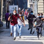 Un grupo de periodistas corre durante los enfrentamientos que tuvieron lugar en Cachemira