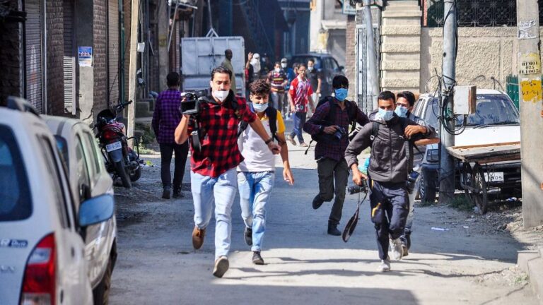 Un grupo de periodistas corre durante los enfrentamientos que tuvieron lugar en Cachemira