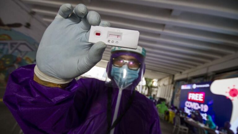 Un trabajador con una prueba rápida de COVID-19