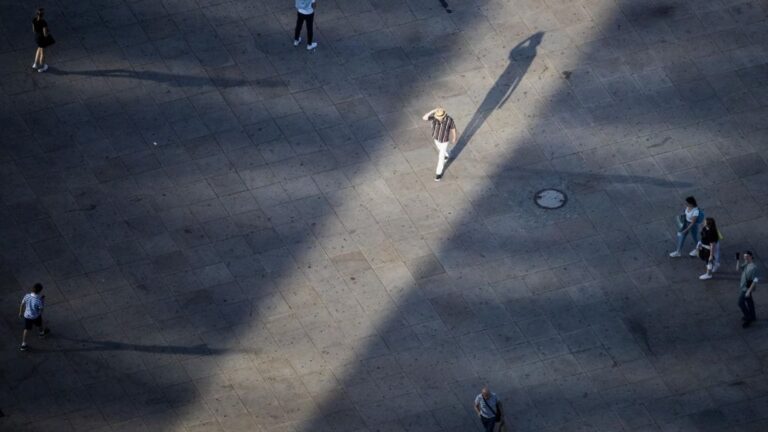 Personas paseando por Alexanderplatz, en Berlín