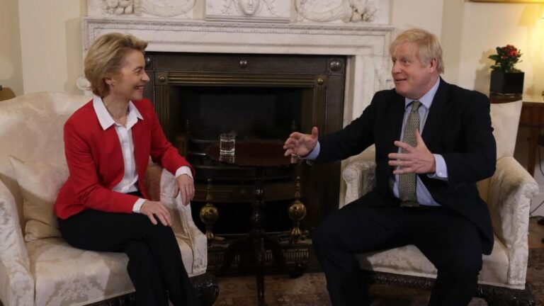 La presidenta de la Comisión Europea, Ursula von der Leyen, y el primer ministro de Reino Unido, Boris Johnson