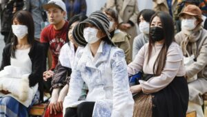 Japoneses protegiéndose del coronavirus