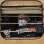 Un hombre con mascarilla en un tren en la ciudad india de Calcuta coronavirus