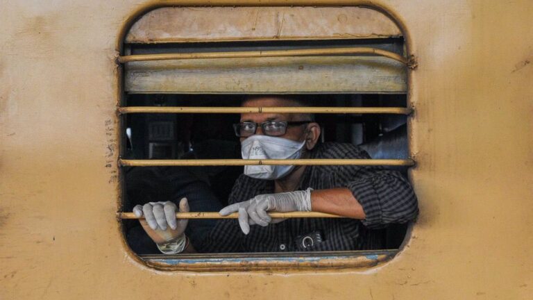 Un hombre con mascarilla en un tren en la ciudad india de Calcuta coronavirus