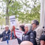 Defensores de la eutanasia participan con pancartas reivindicativas en una manifestación frente a los Juzgados de Plaza de Castilla organizada por la Asociación Derecho a Morir Dignamente