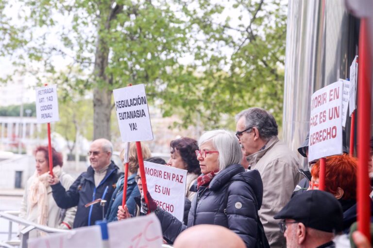 Defensores de la eutanasia participan con pancartas reivindicativas en una manifestación frente a los Juzgados de Plaza de Castilla organizada por la Asociación Derecho a Morir Dignamente