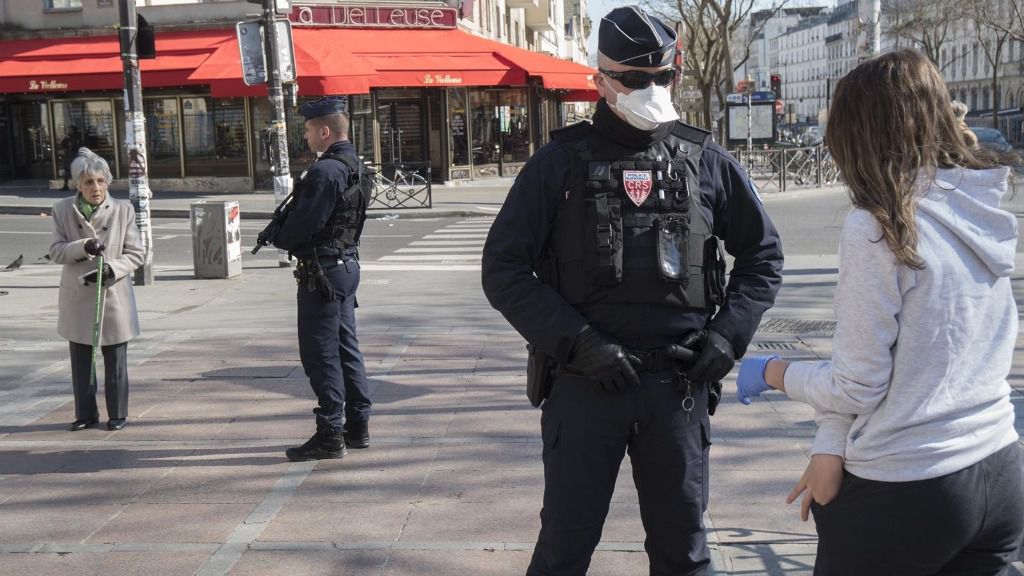 Un policía con mascarilla en París