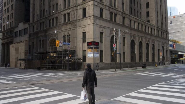 Un hombre en una calle desierta de Toronto por el coronavirus