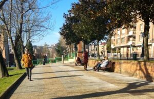 Jubilados y pensionistas en un parque de Oviedo