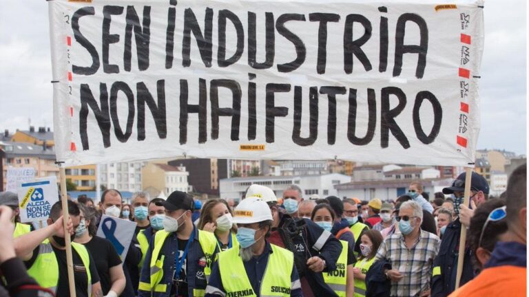 Trabajadores de Alcoa caminan por la calle con una pancarta en la que se lee 'Sen Industria Non Hay Futuro', durante una nueva manifestación en Foz, Lugo, Galicia