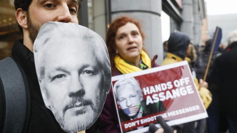 Manifestación en Bruselas a favor de la liberación del fundador de Wikileaks, Julian Assange