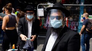 Personas con mascarilla en Israel durante la pandemia de coronavirus