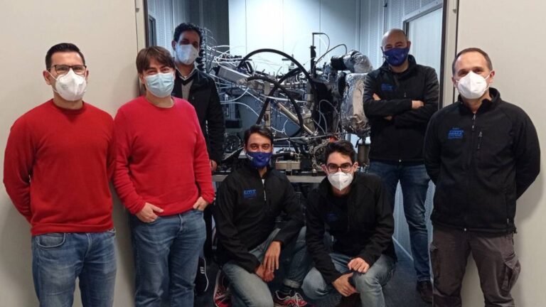 Equipo del instituto universitario CMT-Motores Térmicos junto a su prototipo de contenedor autónomo ultrafrío (CAU)