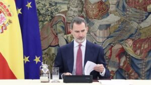 El Rey Felipe VI durante una reunión con el presidente del Gobierno, Pedro Sánchez, y el Comité de gestión técnica del coronavirus en el Palacio de la Zarzuela, en Madrid