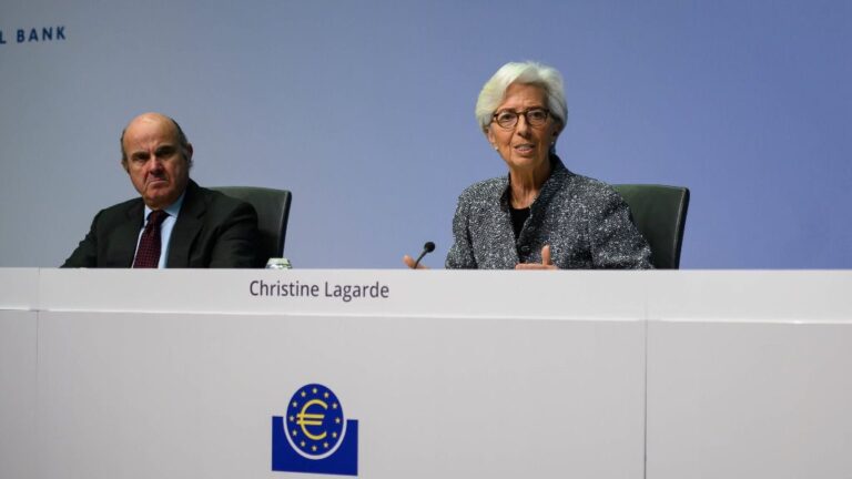 La presidenta del BCE, Christine Lagarde, y el vicepresidente, Luis de Guindos