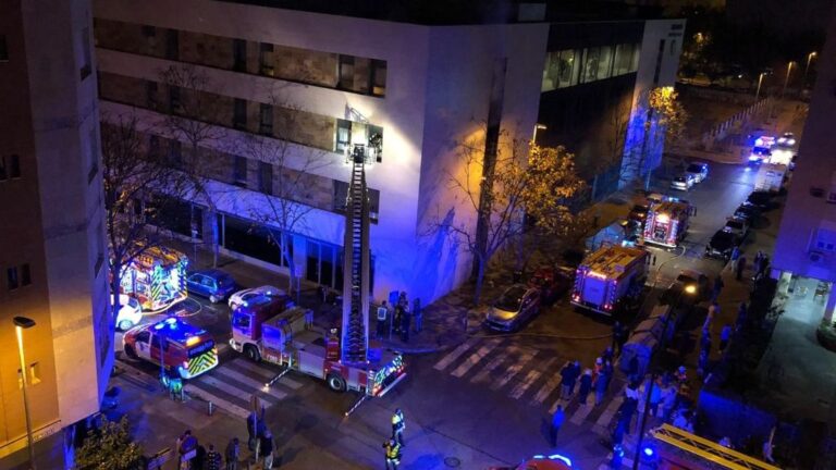Operativo de emergencias por el incendio de una residencia de ancianos en Sevilla
