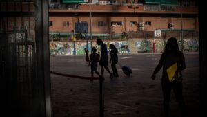 días lectivos Padres y alumnos en el patio de un colegio durante el primer día del curso escolar 2020-2021, en Barcelona, Catalunya (España), a 14 de septiembre de 2020