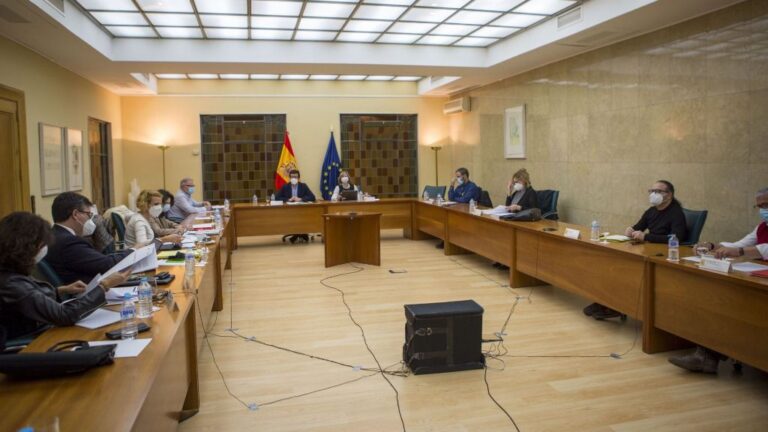 Reunión del Gobierno con agentes sociales para abordar la subida del SMI