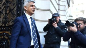 Sadiq Khan, alcalde de Londres, llegando a una reunión en Downing Street