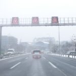 Anuncio de precauci&oacute;n por nieve en una carretera de la capital en el segundo d&iacute;a de nieve tras el paso de la borrasca Filomena