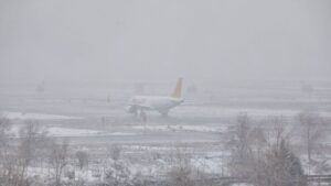 Un avión de la compañía Flypgs en el Aeropuerto de Madrid-Barajas Adolfo Suárez, en Madrid