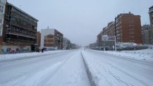 Calzada de la M30 completamente cubierta de nieve en el Paseo de Extremadura a la altura de Batán en Madrid (España) a 9 de enero de 2021