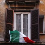 Una bandera de Italia en una ventana