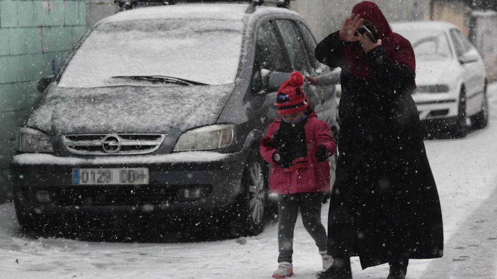 Una mujer y su hija caminan en la nieve en la Cañada Real Galiana, Madrid