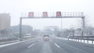 Anuncio de precaución por nieve en una carretera de la capital en el segundo día de nieve tras el paso de la borrasca Filomena