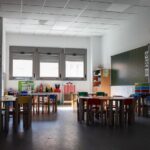 Sillas y mesas de un aula en el interior del Colegio Nobelis de Valdemoro, que debido a la pandemia del coronavirus tendrá que acondicionar sus aulas con medidas de distanciamiento e higiene para el nuevo curso escolar 2019-2020. En Valdemoro, Madrid