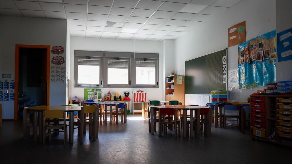 Sillas y mesas de un aula en el interior del Colegio Nobelis de Valdemoro, que debido a la pandemia del coronavirus tendrá que acondicionar sus aulas con medidas de distanciamiento e higiene para el nuevo curso escolar 2019-2020. En Valdemoro, Madrid