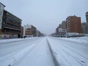 Calzada de la M30 completamente cubierta de nieve en el Paseo de Extremadura a la altura de Batán en Madrid (España) a 9 de enero de 2021